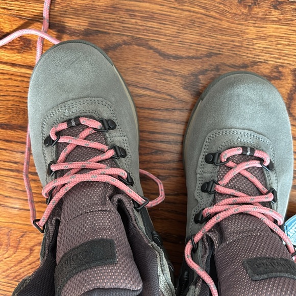 NWT women sz 8 Columbia grey and pink hiking boots - Picture 4 of 6